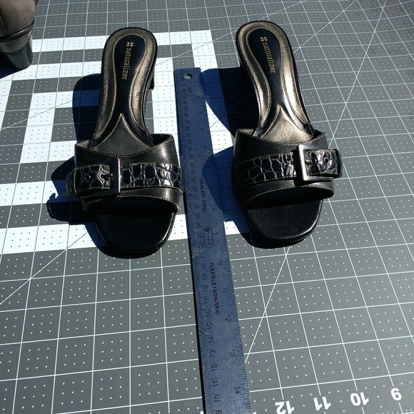 Naturalizer slides, croc pattern buckle, size 8.5 - Picture 3 of 6
